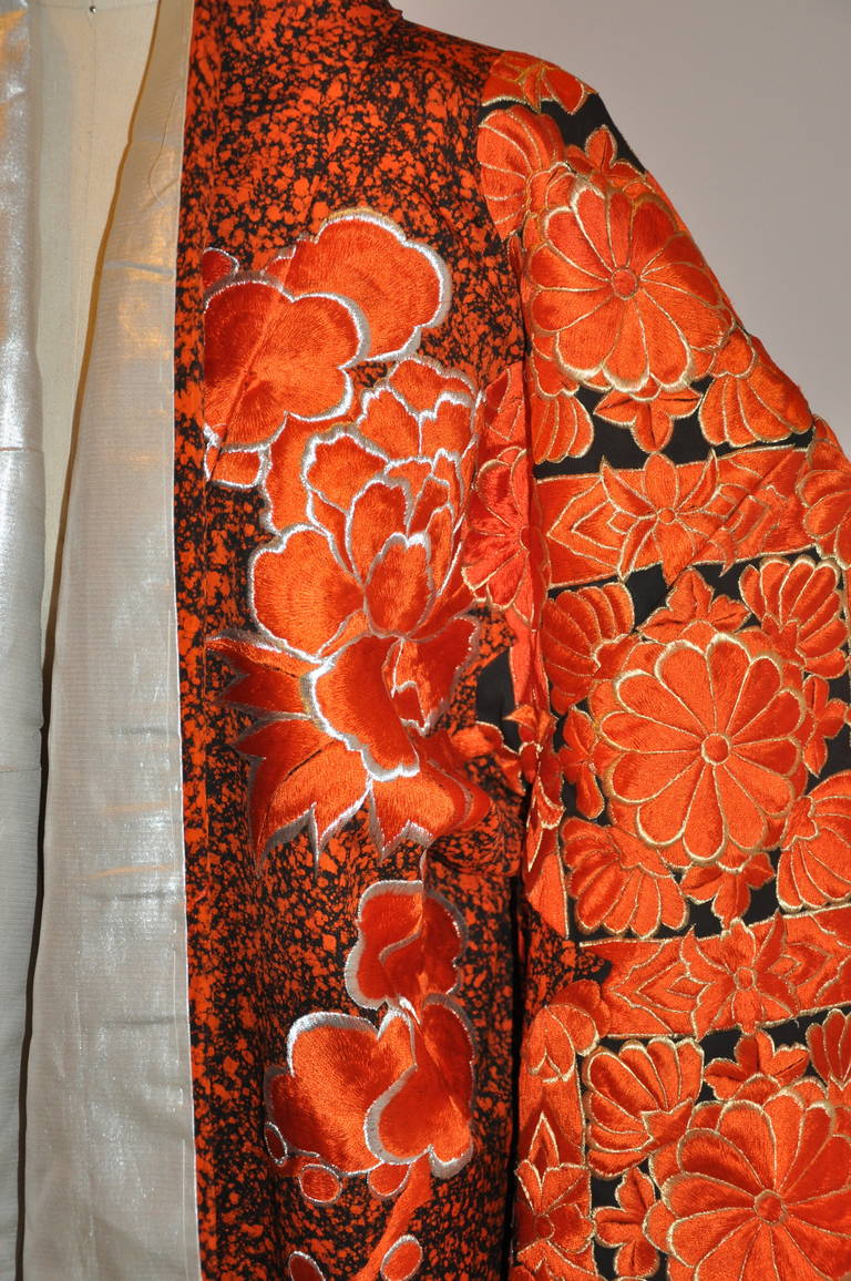 Seltener spektakulärer handbestickter japanischer Kimono aus Tangerine und goldener Lame (Rot) im Angebot