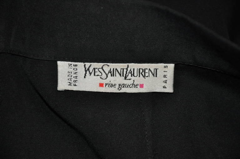 Yves Saint Laurent rive gauche Signatur schwarze Frühlingswolle kann durch alle vier Jahreszeiten getragen werden. Sie ist vollständig mit schwarzer Seide gefüttert und hat auf der Rückseite eine einzige eingesetzte Tasche. Auf der Vorderseite