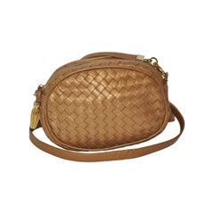 Bolso cruzado tejido de piel de cordero dorada metalizada Bottega Veneta
