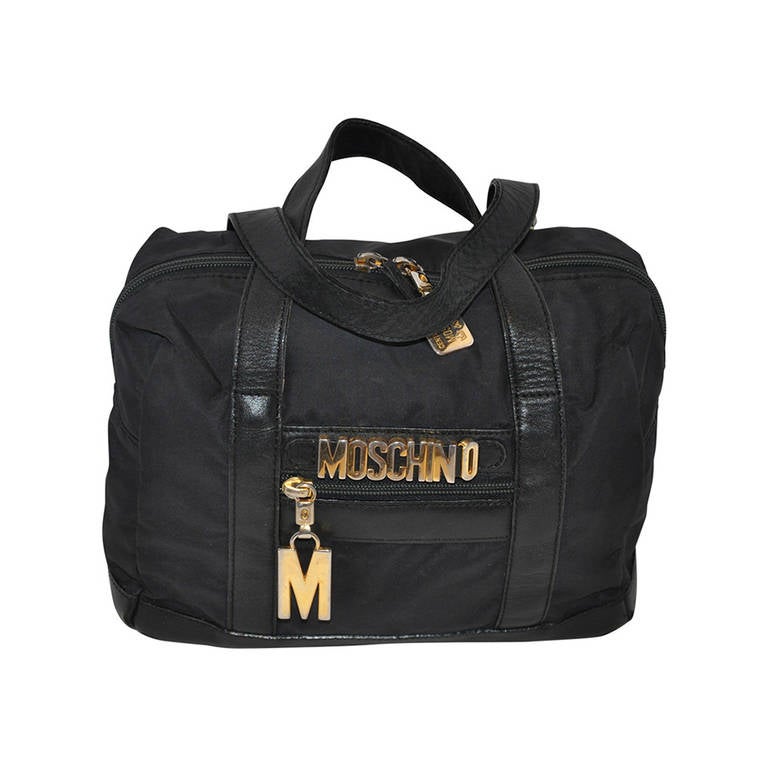 Moschino Schwarz Nylon mit Signatur Gold Hardware Namensschild mit Reißverschluss Tote im Angebot