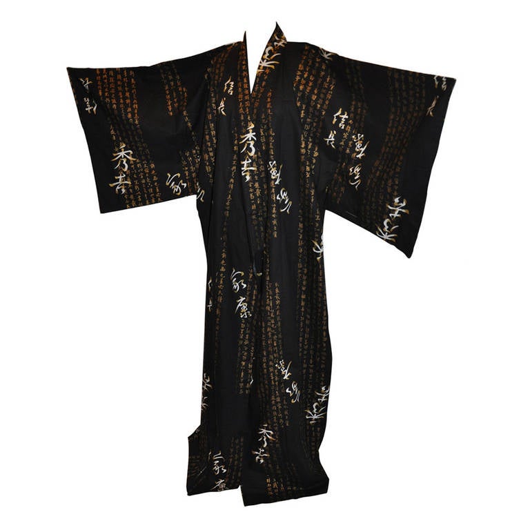 Japanischer Kimono aus schwarzer Baumwolle mit asiatischen Schriften im Angebot