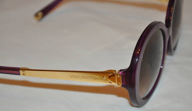 Louis Vuitton Deep Irresendent Purple Sunglasses with Gold Hardware Accent In Excellent Condition For Sale In New York, NY