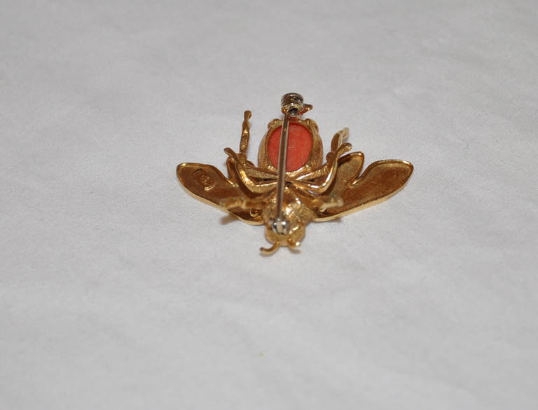 18K Florentine Finish Bee Accented with Coral Brooch In Excellent Condition For Sale In New York, NY