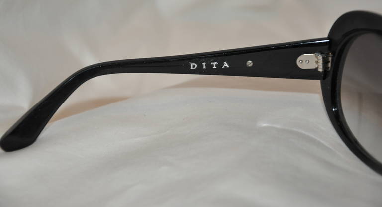 DITA Sonnenbrille aus riesigem schwarzem Lucite mit silberner Hardware (Schwarz) im Angebot