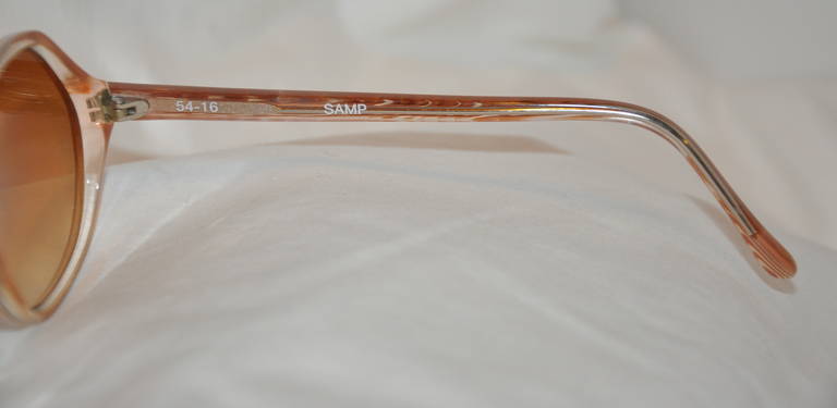 Ces merveilleuses lunettes de soleil en lucite de couleur Tan, fabriquées à la main en France, sont renforcées par des pièces d'argent à l'intérieur de la lucite. Le devant mesure 5 1/4