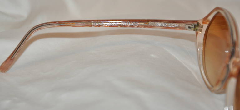 Lunettes de soleil en lucite tannée faites à la main en France Excellent état - En vente à New York, NY