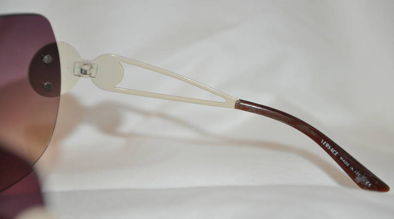 Versace Wickel-Sonnenbrille mit weißer Hardware und Signatur-Logo und Wickelverschluss (Braun) im Angebot