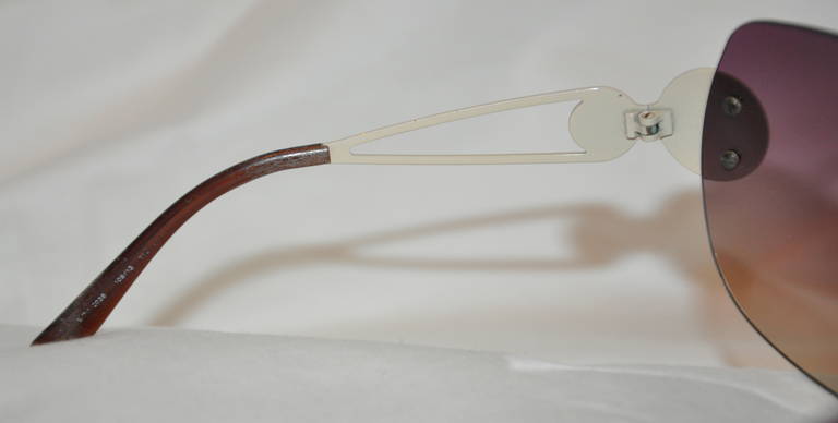 Versace Wickel-Sonnenbrille mit weißer Hardware und Signatur-Logo und Wickelverschluss im Zustand „Hervorragend“ im Angebot in New York, NY
