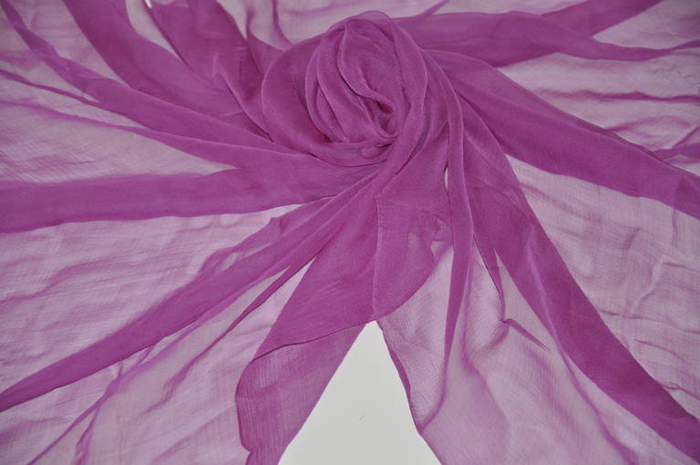 Questa meravigliosa sciarpa in chiffon di seta viola misura 30 1/2