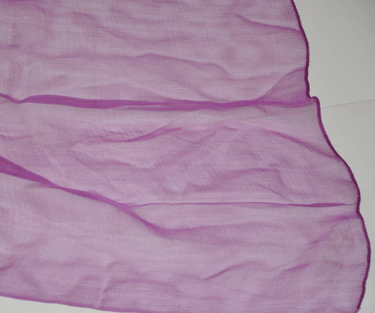 Sciarpa in chiffon di seta viola enorme e audace In condizioni ottime in vendita a New York, NY