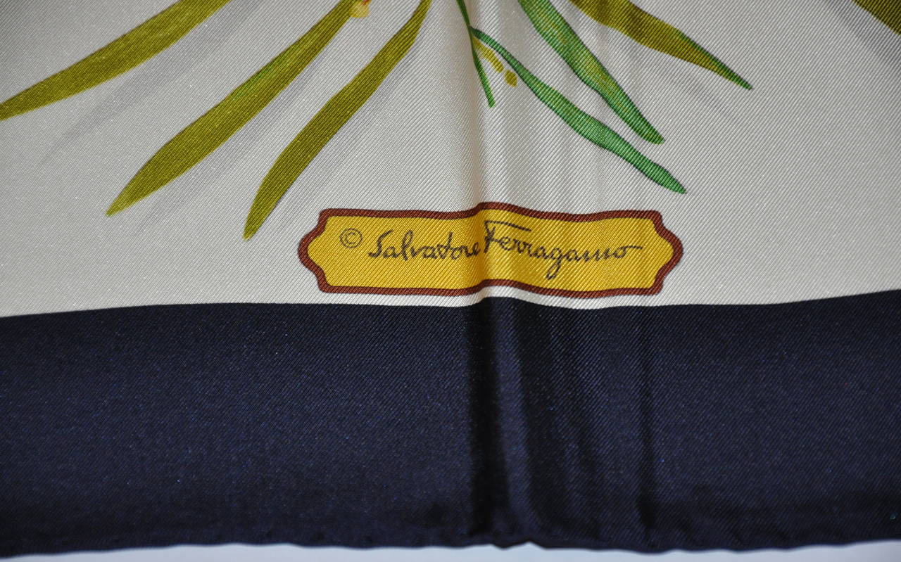 Salvatore Ferragamo Mehrfarbiger Seidenschal mit Blumenmuster und schwarzer Bordüre Damen im Angebot