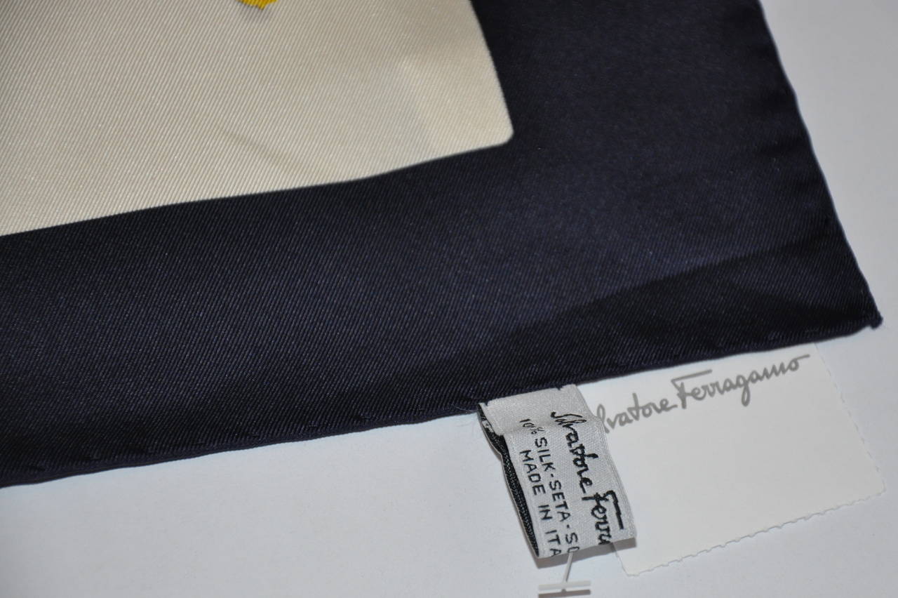 Salvatore Ferragamo Mehrfarbiger Seidenschal mit Blumenmuster und schwarzer Bordüre im Angebot 1