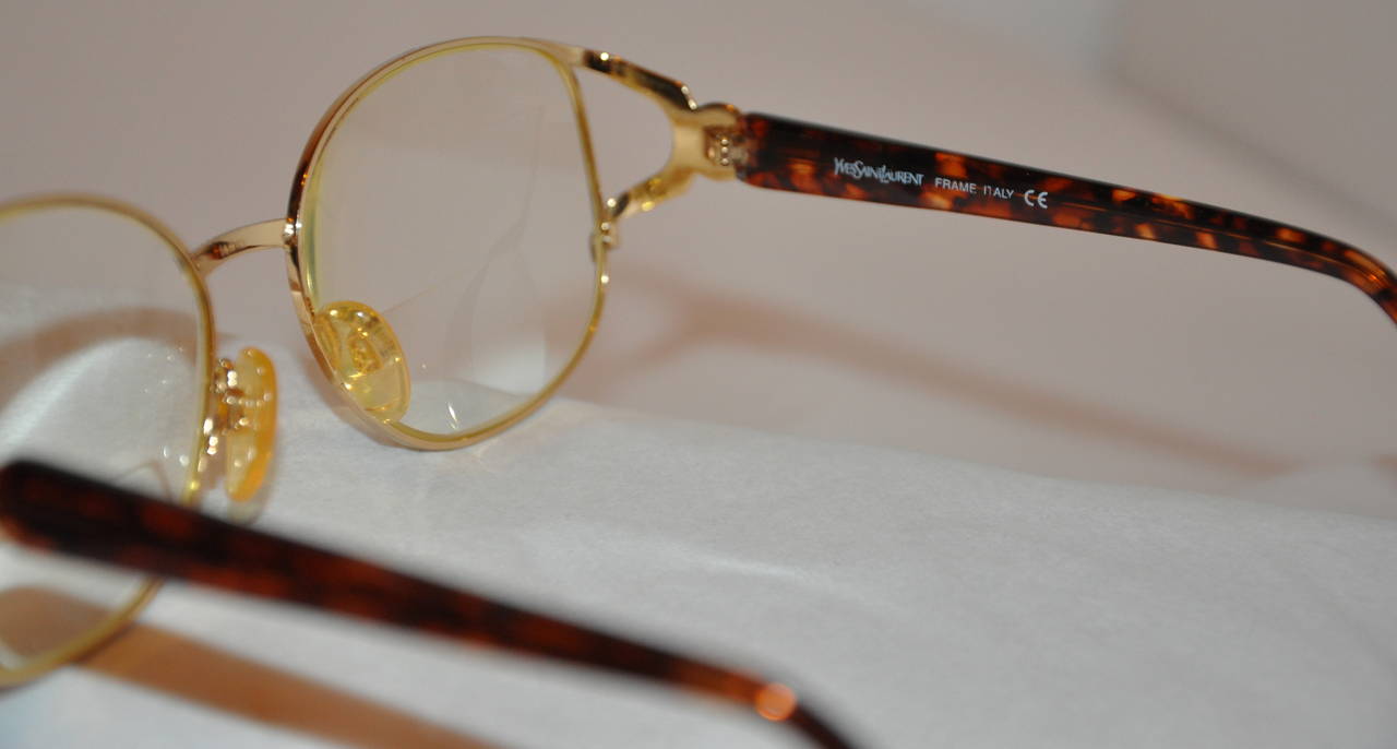 Yves Saint Laurent - Lunettes dorées à monture dorée avec œillets en écaille de tortue Pour femmes en vente