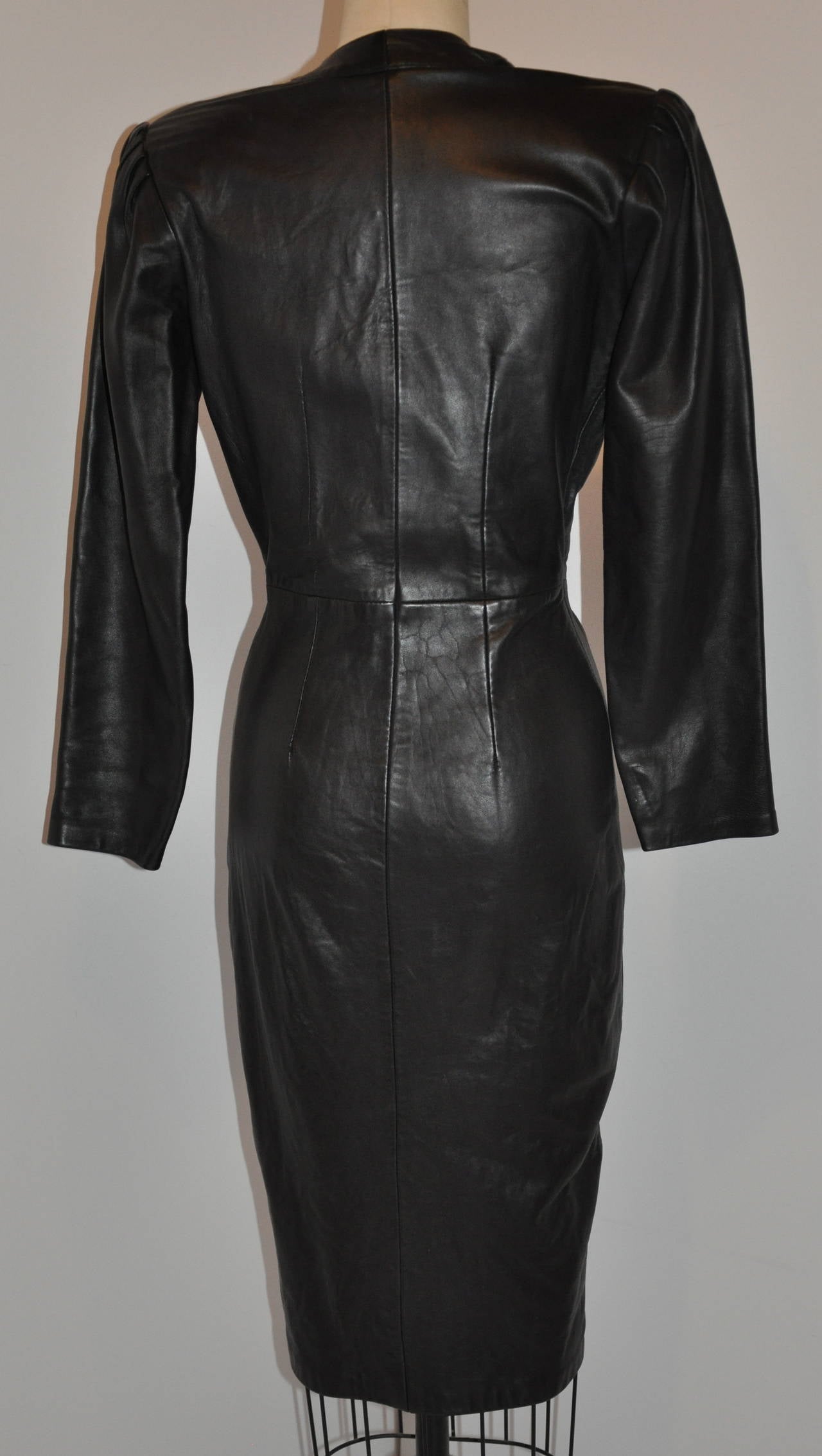Este maravillosamente perverso vestido ceñido al cuerpo de Michael Hoban for North Beach Leather está hecho con la piel de cordero más suave y se siente como mantequilla al llevarlo puesto. La parte delantera tiene doce (12) broches de presión