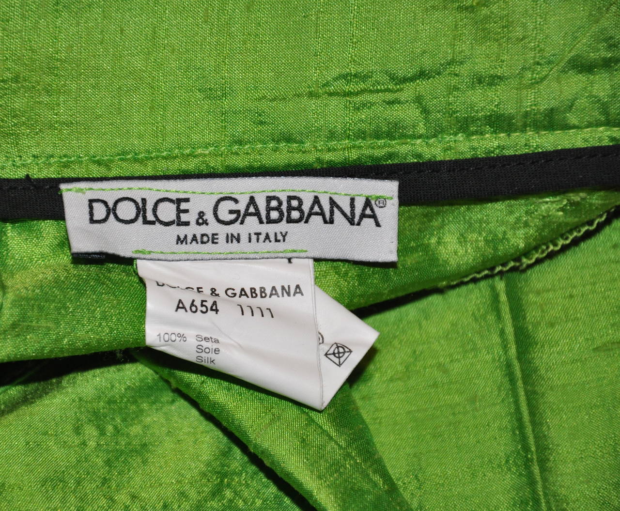 Dolce & Gabbana's wonderful two-pice ensemble consists of a solid silk five-pocket trousers in bold lime-green. The waist measures 28