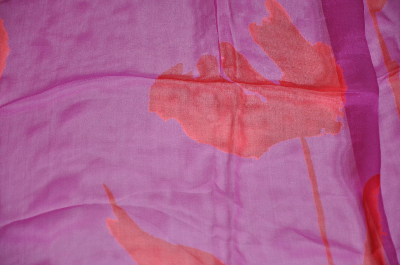 Très grande écharpe Gigli en mousseline de soie fuchsia avec roses rouges Pour femmes en vente