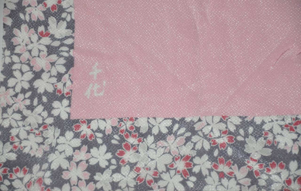 Pañuelo de seda japonesa rosa con bordes de textura floral con colores gris, rosa, rosa y blanco mide 27
