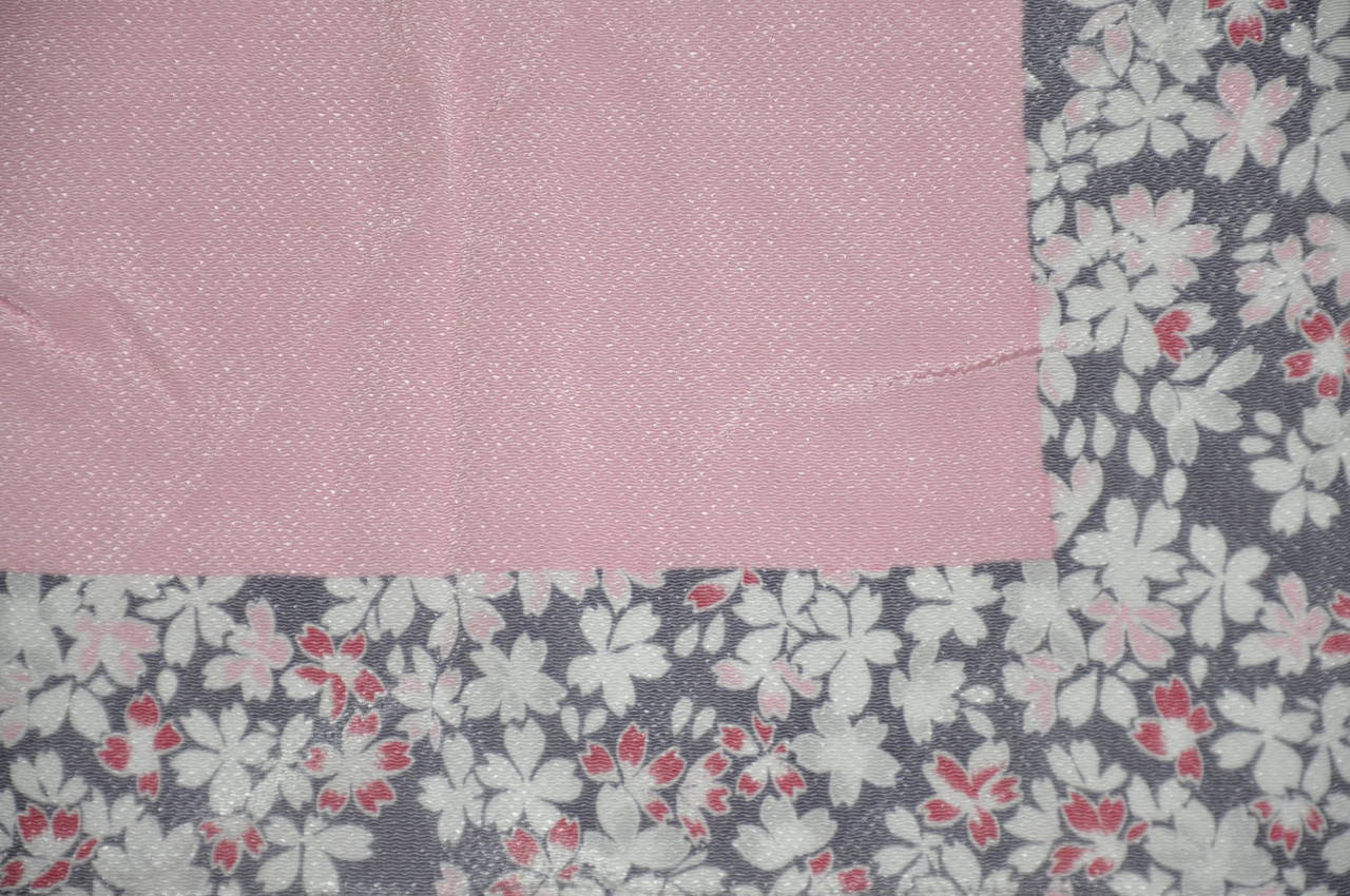 Pañuelo de Seda Japonés Rosa con Borde de Textura Floral en Nuevo estado para la venta en New York, NY