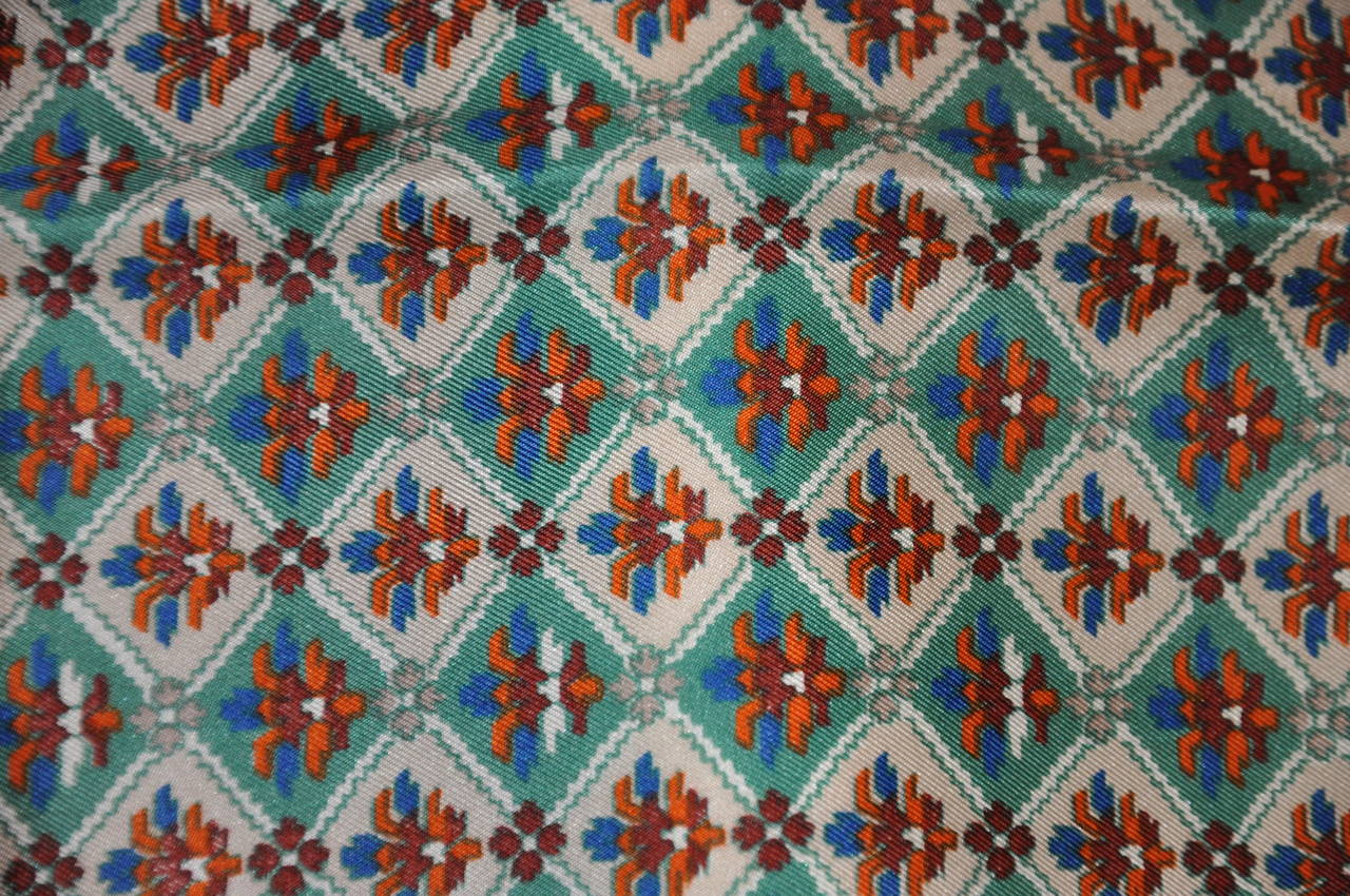 Pañuelo de seda multicolor Anne Klein con bordes enrollados en HAnd en Excelente estado para la venta en New York, NY