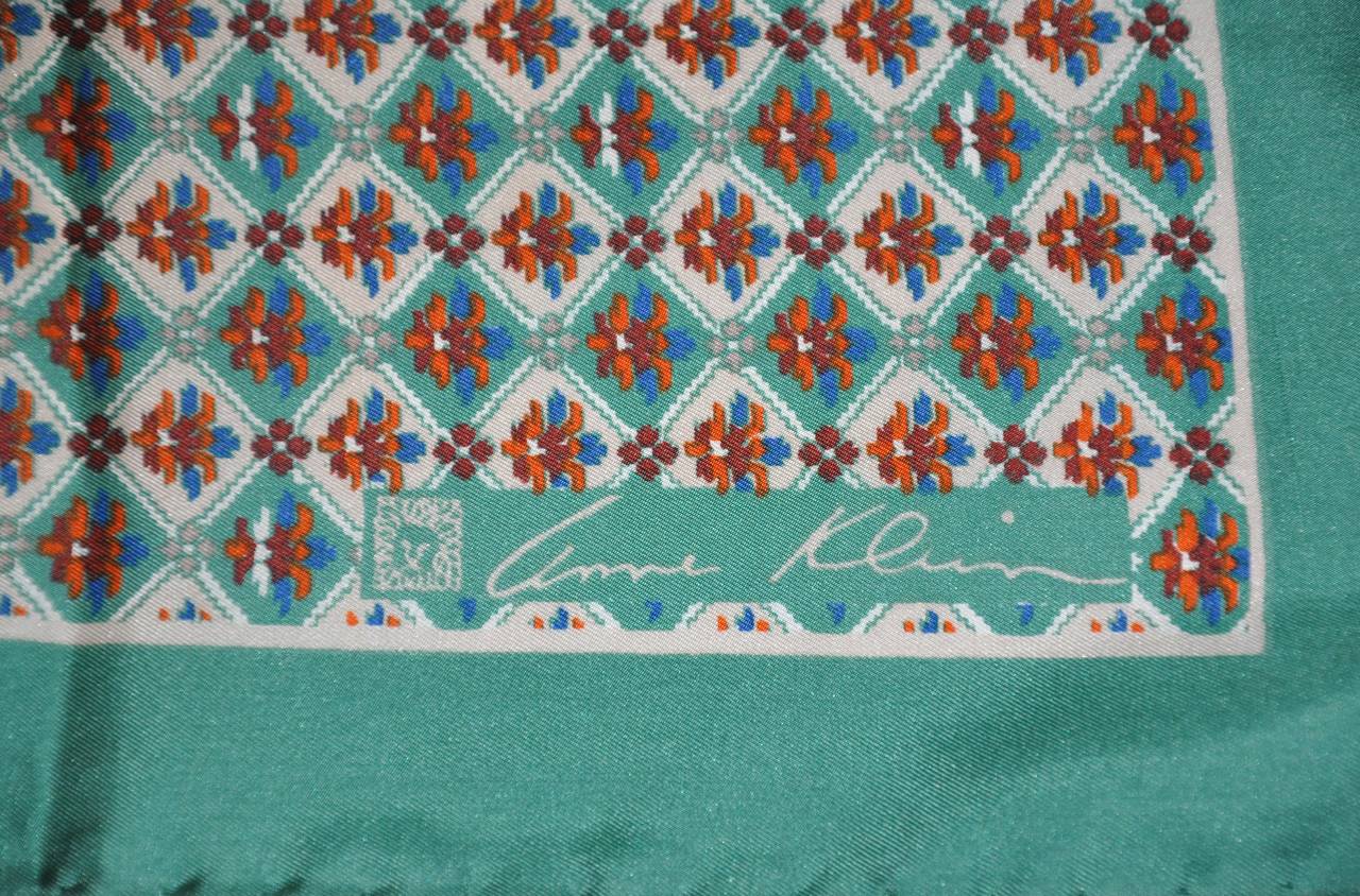 El pañuelo de seda multicolor Anne Klein está acabado con bordes enrollados a mano. La bufanda mide 26