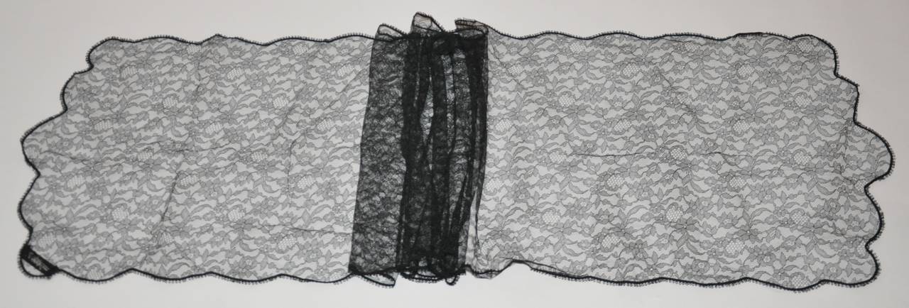 Pañuelo de encaje francés de Saks Fifth Avenue