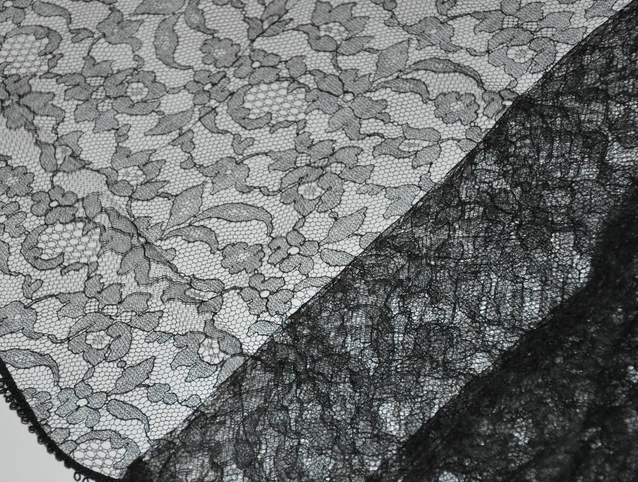 El pañuelo de encaje francés de Saks Fifth Avenue mide 15,5