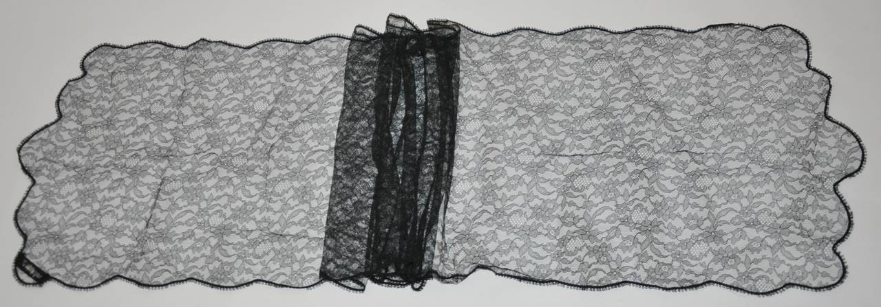 Pañuelo de encaje francés de Saks Fifth Avenue en Excelente estado para la venta en New York, NY