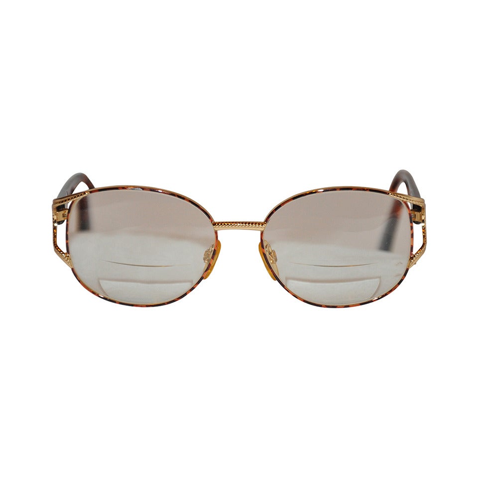 Yves Saint Laurent - Lunettes dorées à monture dorée avec œillets en écaille de tortue en vente