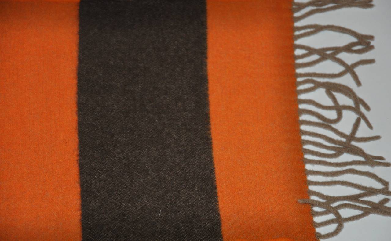 Echarpe à rayures multicolores avec frange en cachemire 2 plis Excellent état - En vente à New York, NY