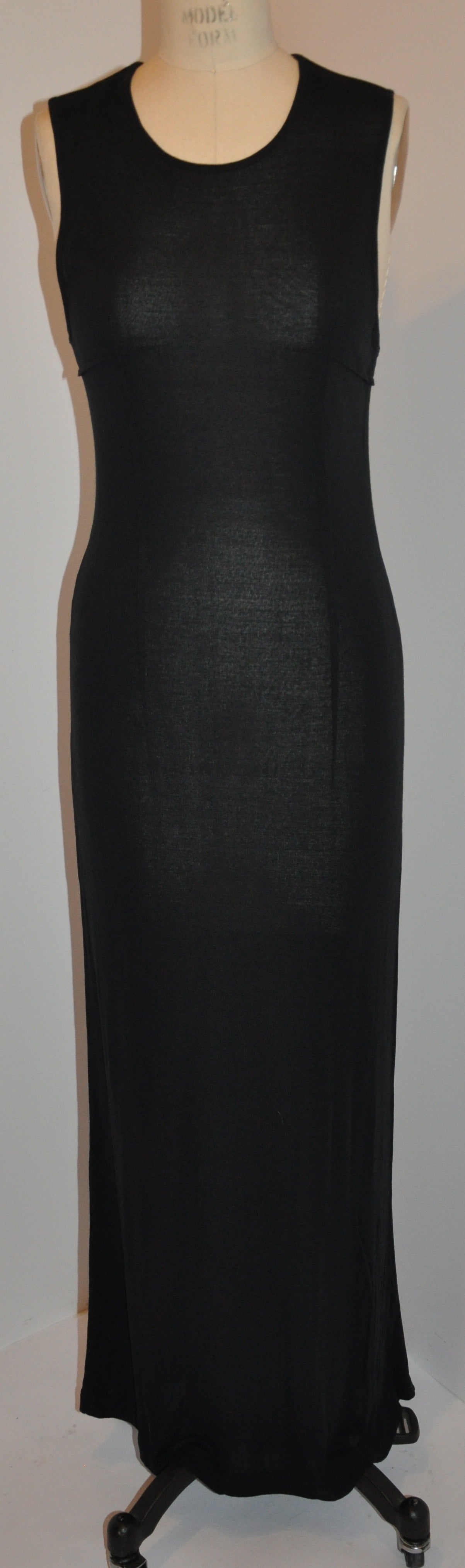 Cette merveilleuse robe maxi deux pièces Ann Demeulemeester se compose d'une robe sans manches en rayonne noire et d'une robe maxi en viscose noire à filet accentuée par une ouverture à glissière sur une épaule.
   La taille est 40/Belgique, le