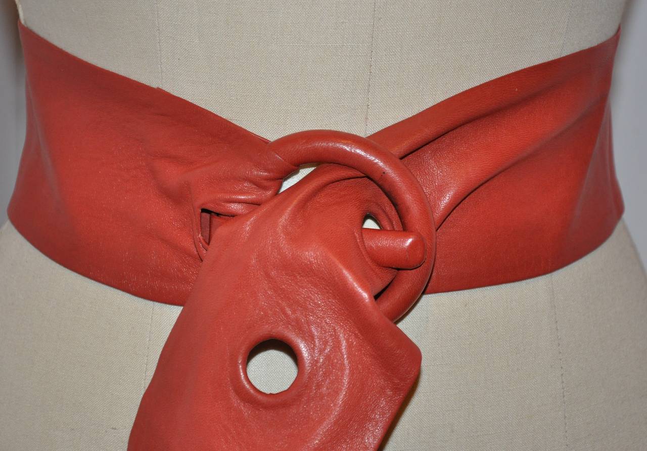 Cette ceinture en cuir d'agneau merveilleusement souple est de la couleur de l'audacieuse nuance Brick. La largeur mesure 4