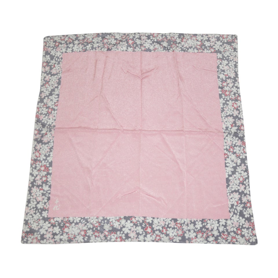 Sciarpa di seta giapponese rosa con bordo a trama floreale