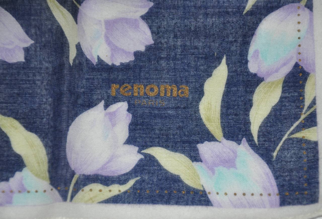 Renoma de París 100% algodón suizo de estampado floral sobre fondo azul marino mide 16