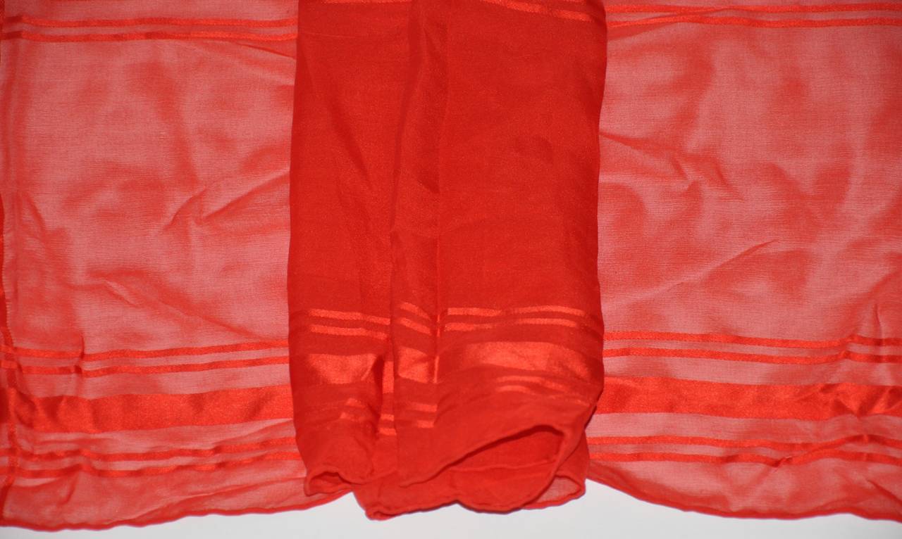 Franca Jacomussi Sciarpa a quadri in seta e chiffon di seta rosso fuoco In condizioni ottime in vendita a New York, NY