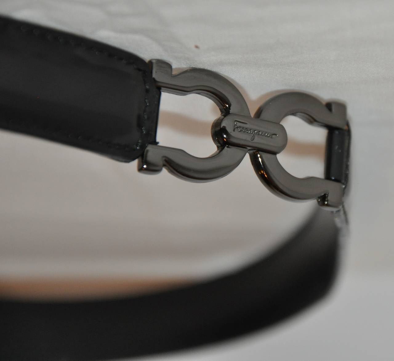 Ferregamo schwarzem Kalbsleder akzentuiert mit ihrem signatuer Logo in poliertem Stahl-graue Hardware Gürtel misst 6/8 