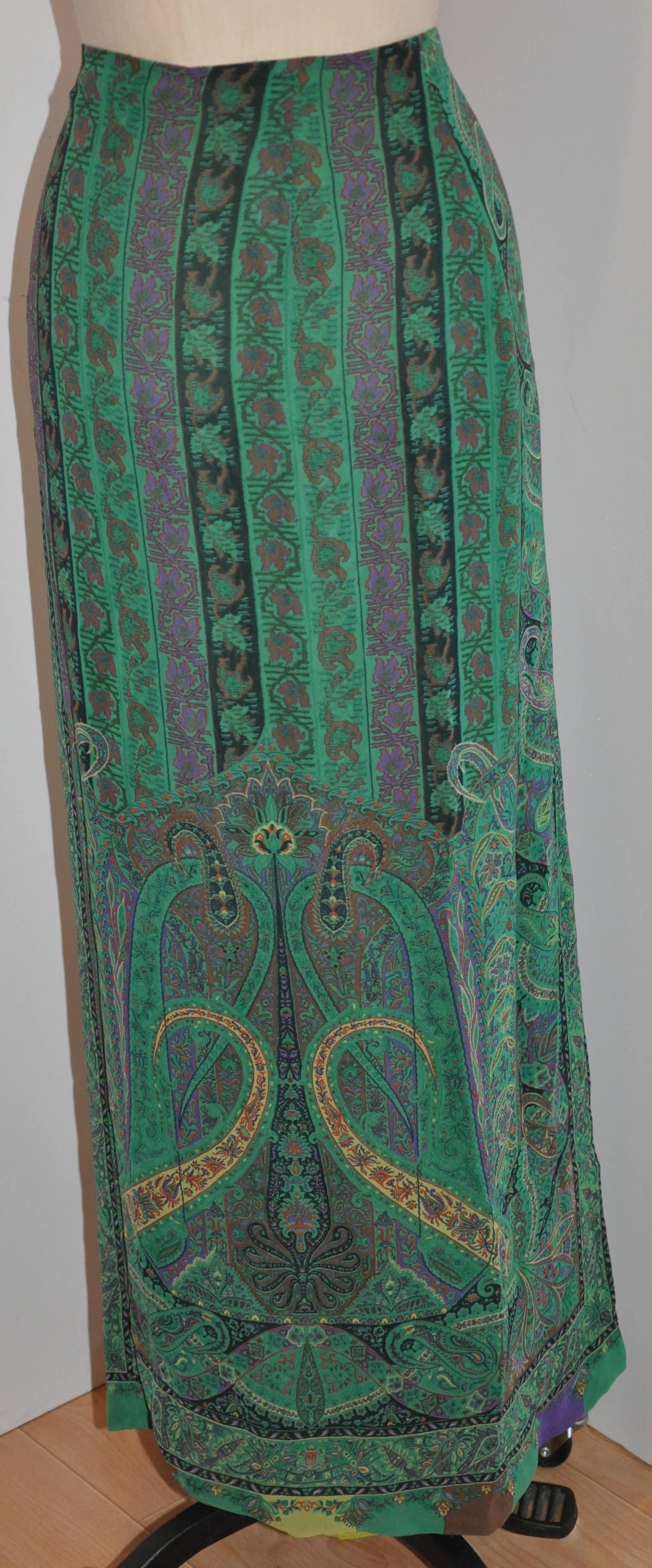           La jupe maxi d'Etro, aux couleurs multiples de palse et de fleurs, mesure 39