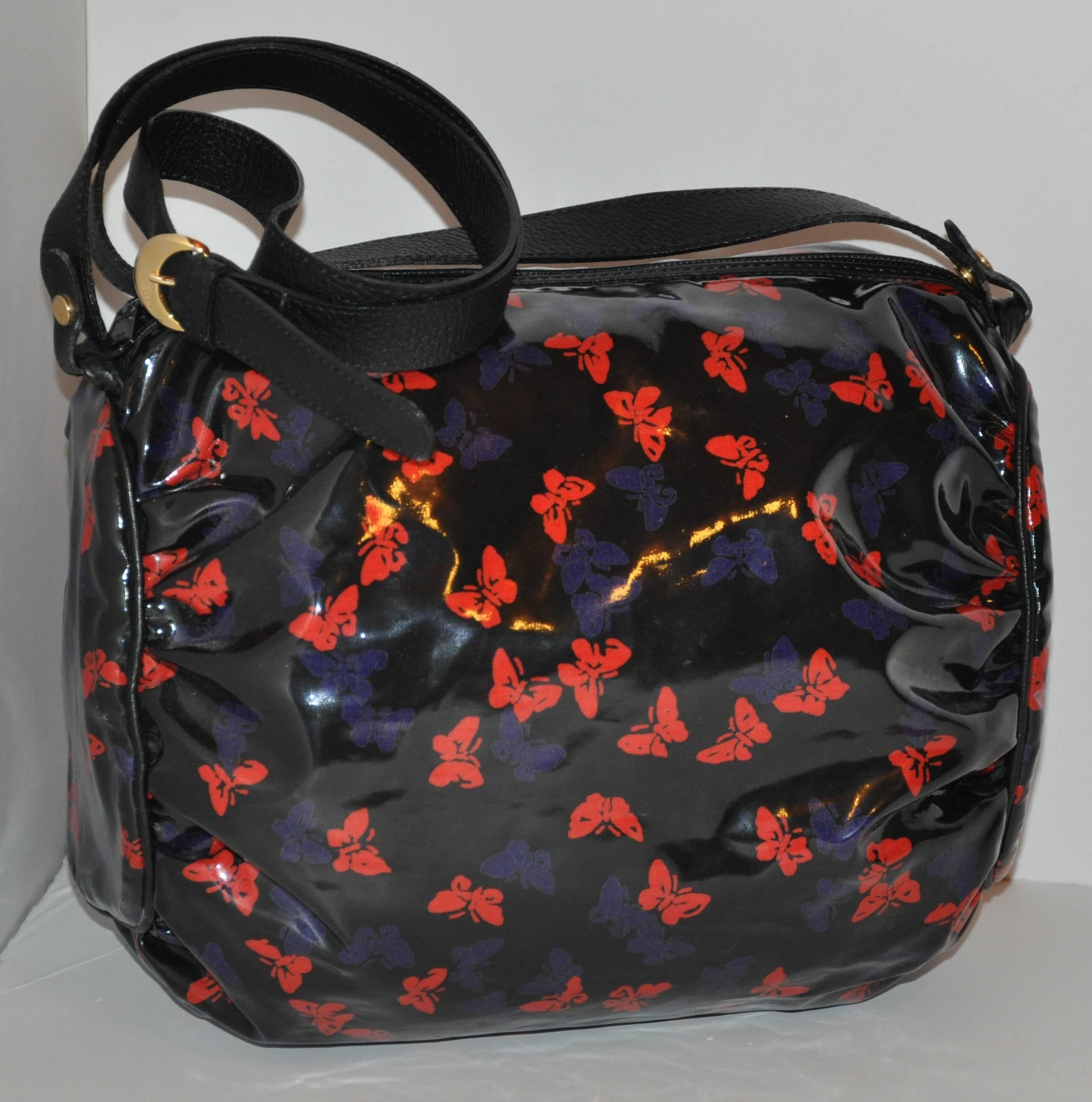         Le magnifique sac à bandoulière en toile enduite de vinyle de Bottega Veneta est orné de papillons multicolores sur l'extérieur du sac. L'intérieur est entièrement doublé de toile souple et comporte un compartiment zippé ainsi que le logo de