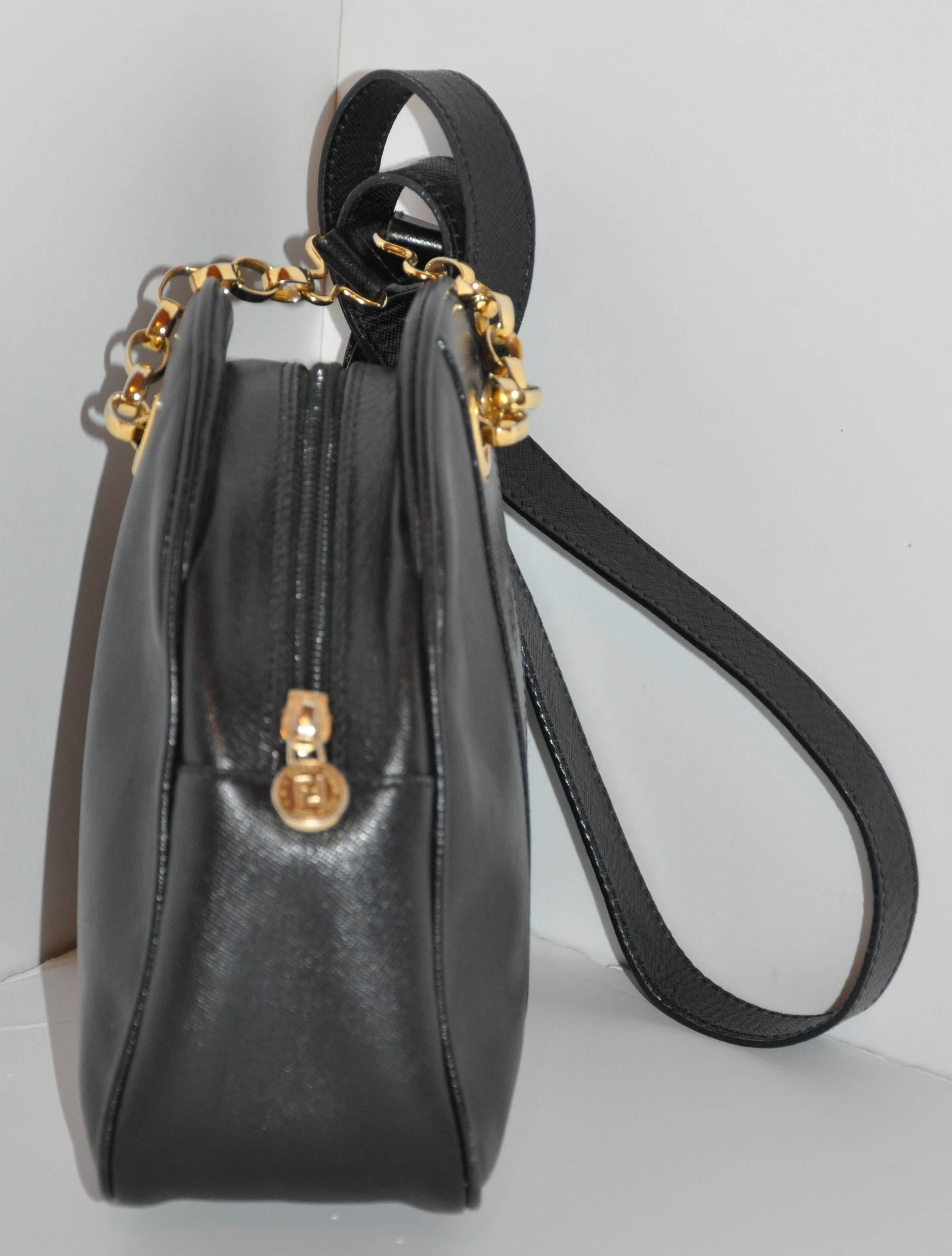 Noir Fendi - Petit sac à bandoulière en cuir de veau texturé noir et ornements dorés en vente