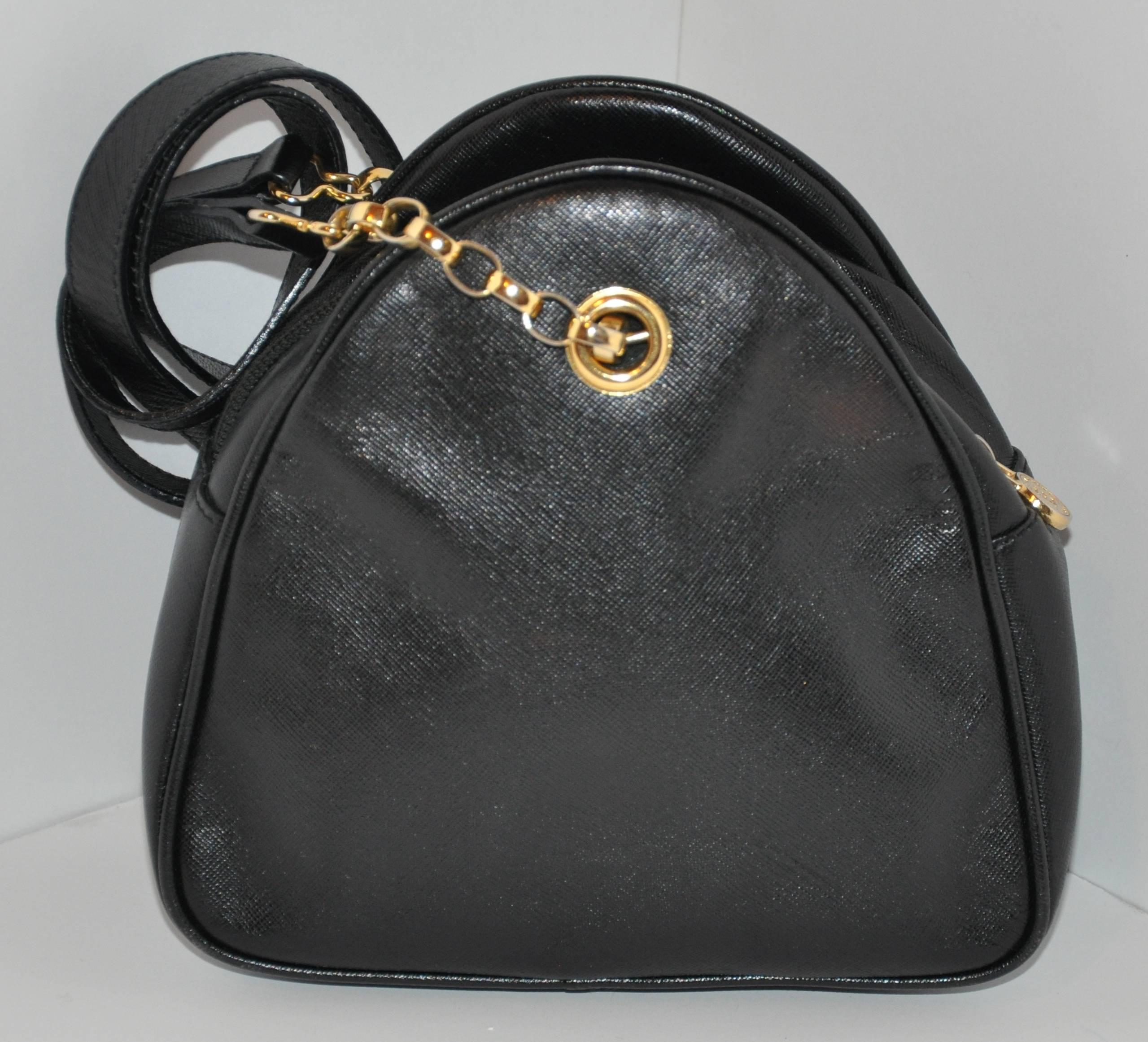 Fendi - Petit sac à bandoulière en cuir de veau texturé noir et ornements dorés Bon état - En vente à New York, NY