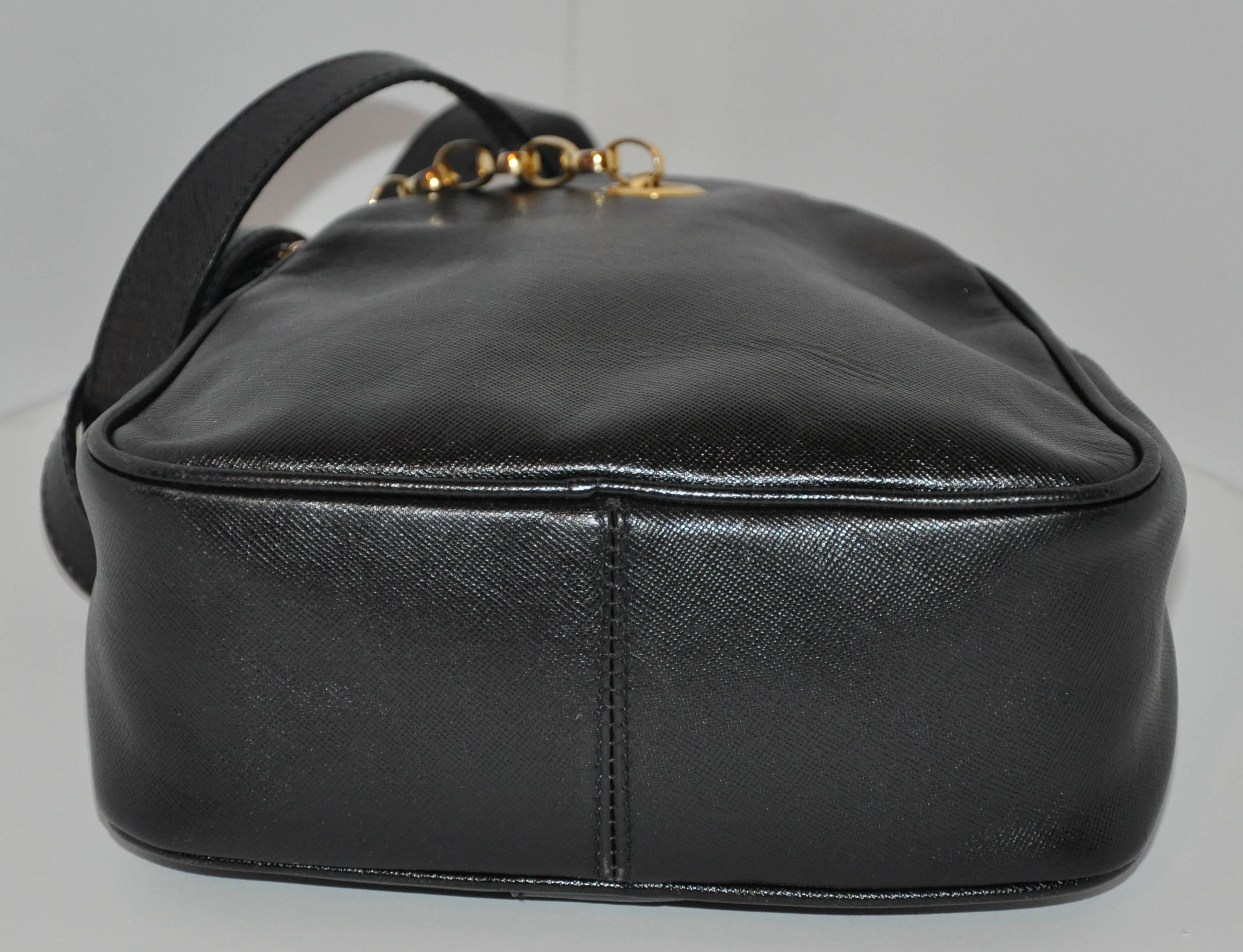 Fendi - Petit sac à bandoulière en cuir de veau texturé noir et ornements dorés Pour femmes en vente