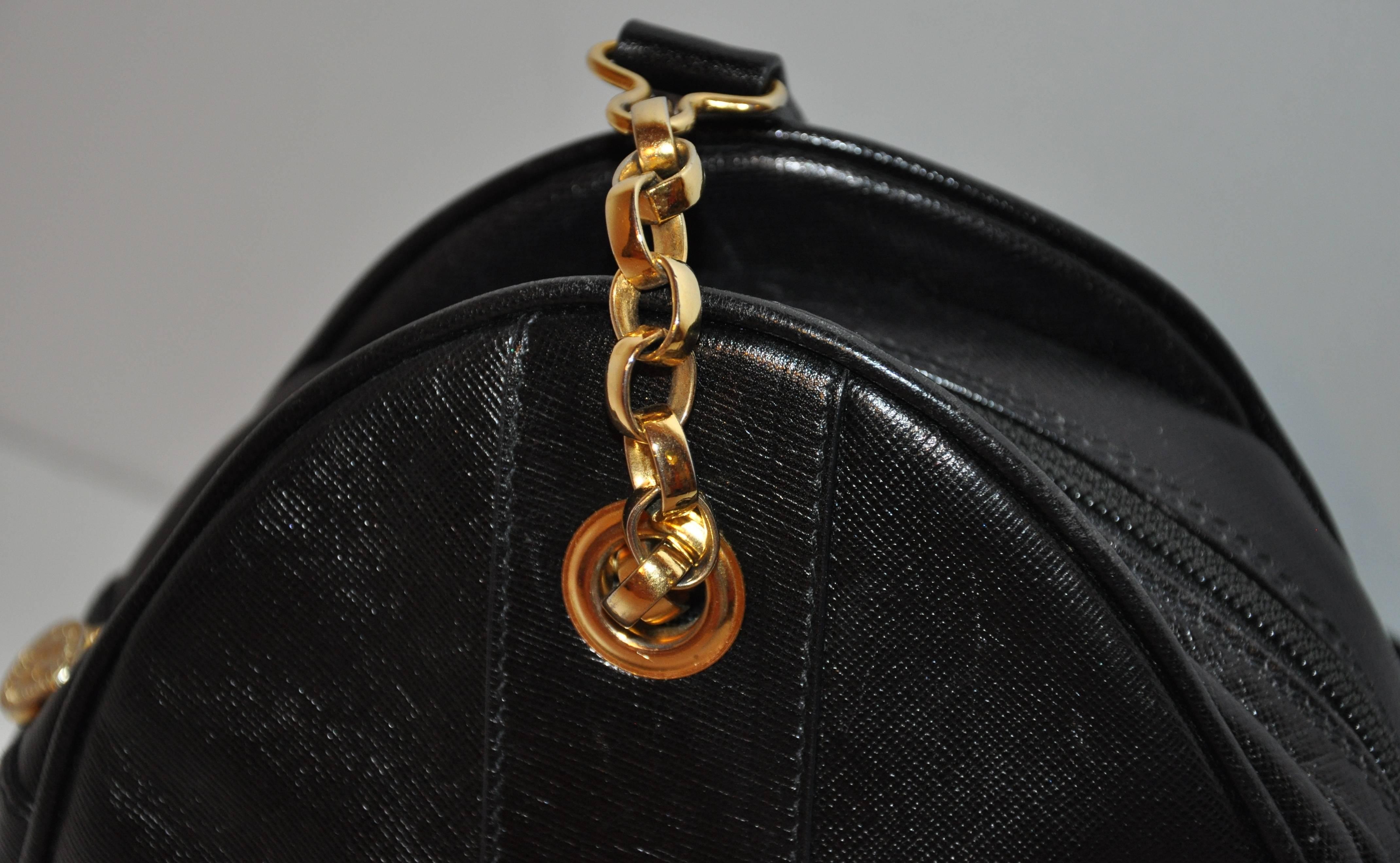 Fendi - Petit sac à bandoulière en cuir de veau texturé noir et ornements dorés en vente 1
