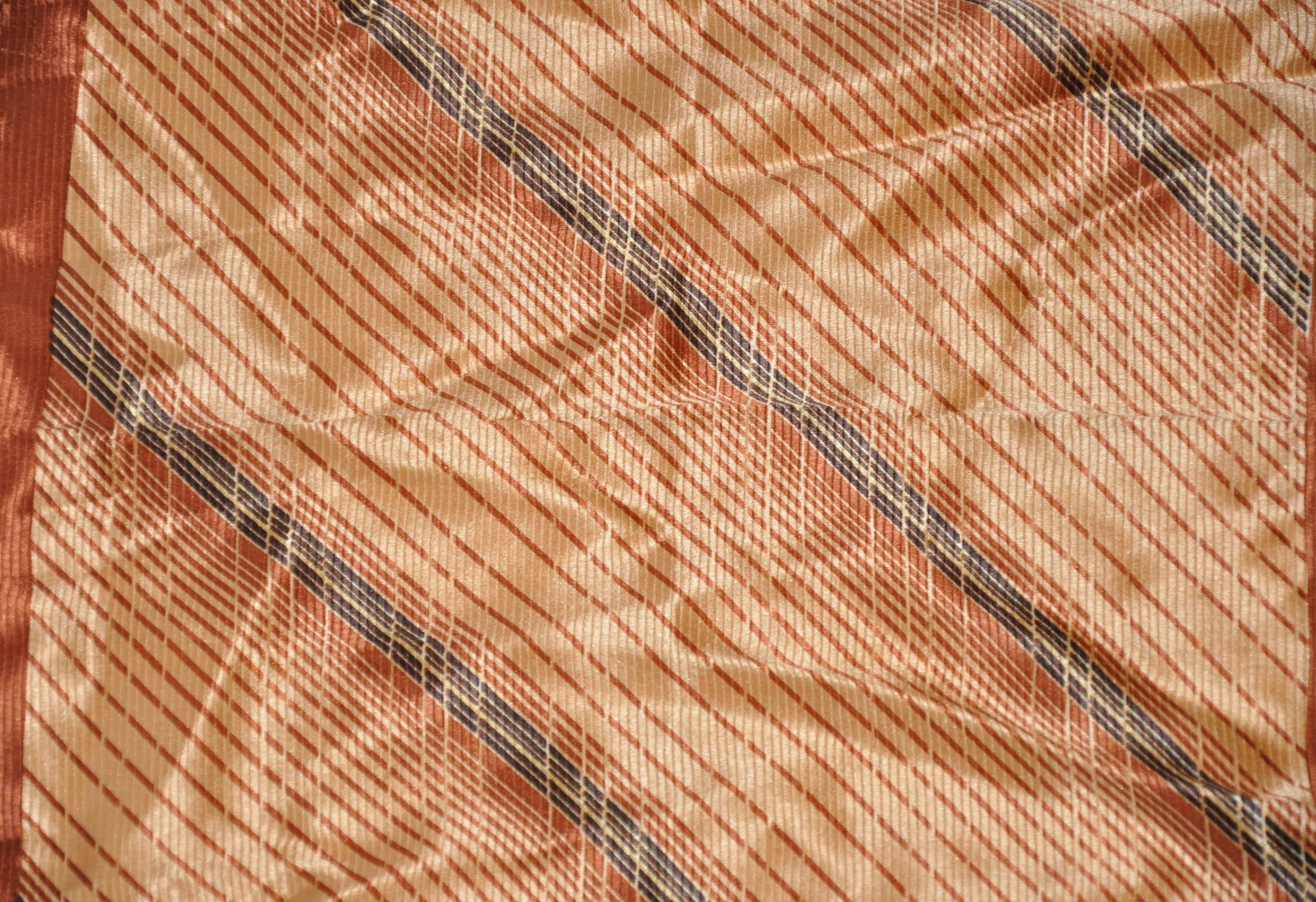        El pañuelo de seda multicolor para hombre está acabado con bordes enrollados a mano y mide 30 x 30 cm.
