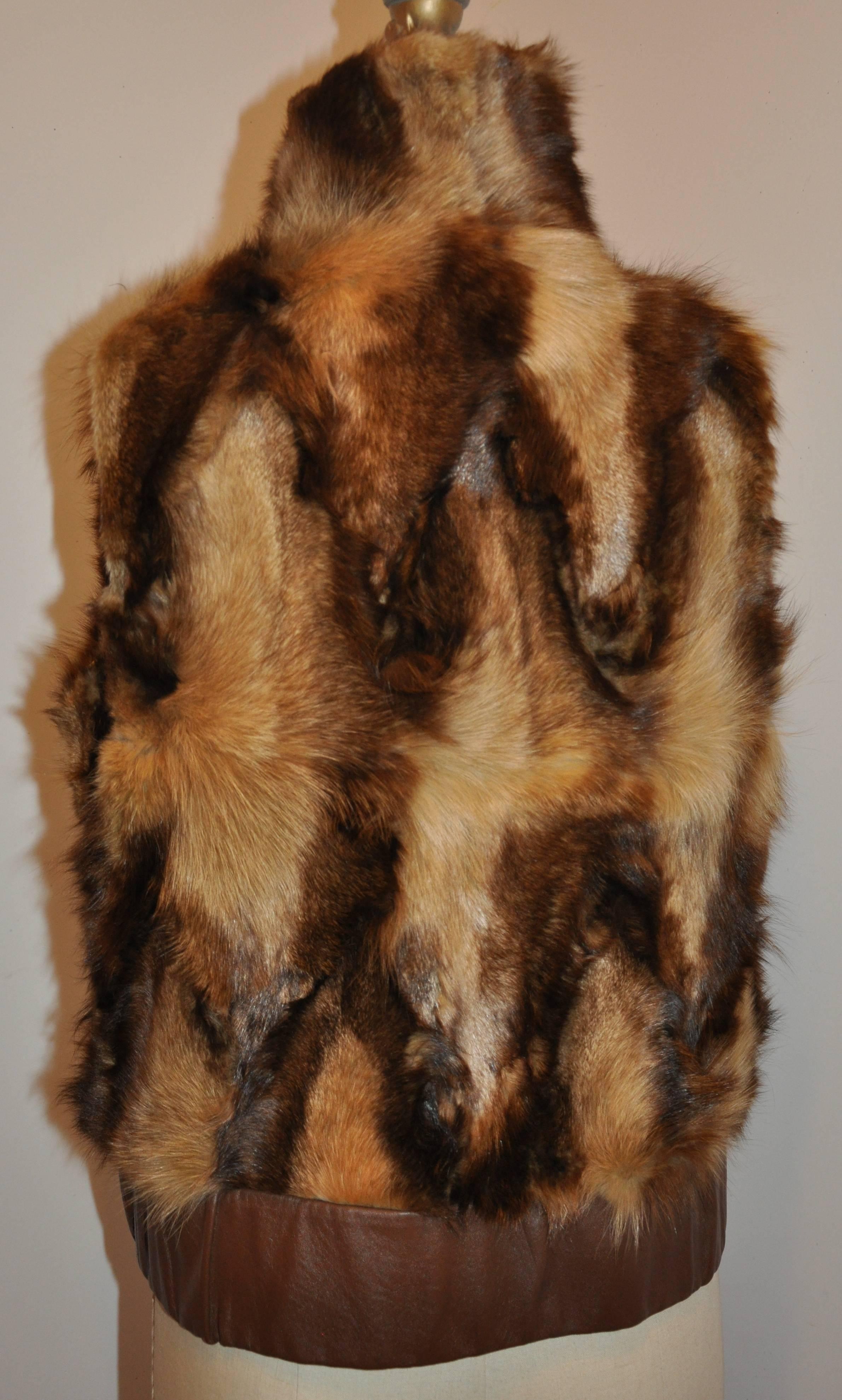Marron Gilet à haut col en fourrure à fermeture éclair accentué de cuir marron en vente