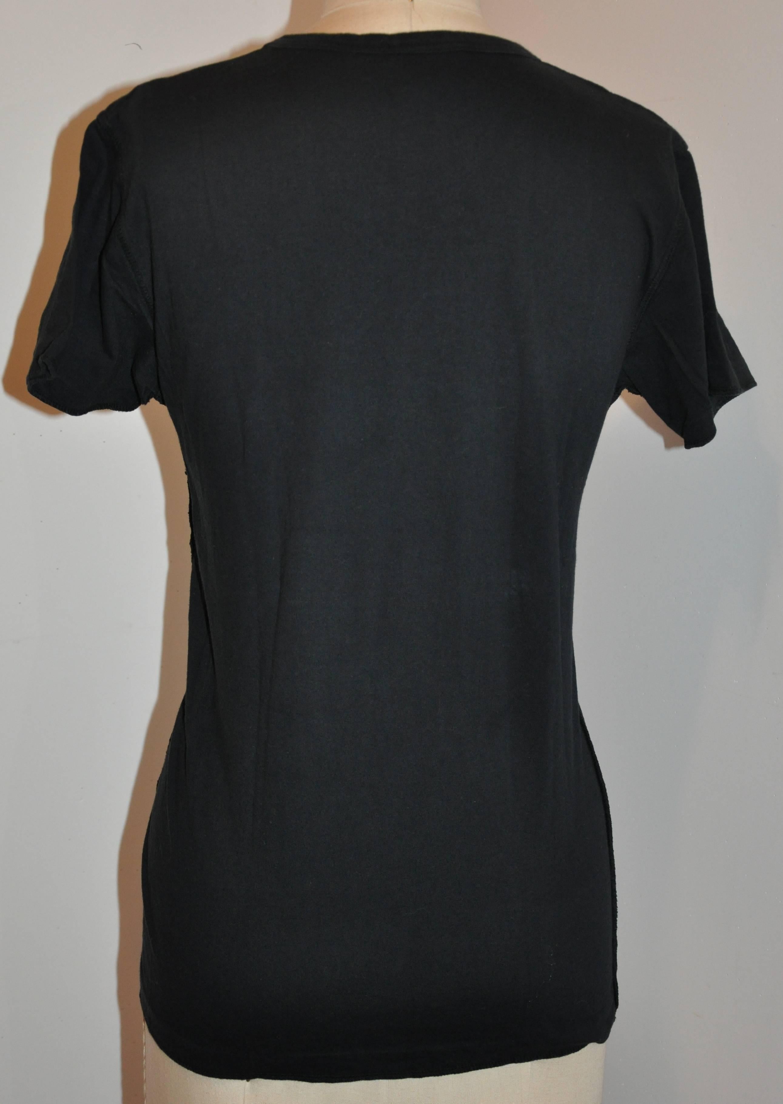           Ce tee-shirt fantaisiste en coton noir Sonia Rykiel est orné de broderies multicolores sur le devant. La longueur du devant mesure 21