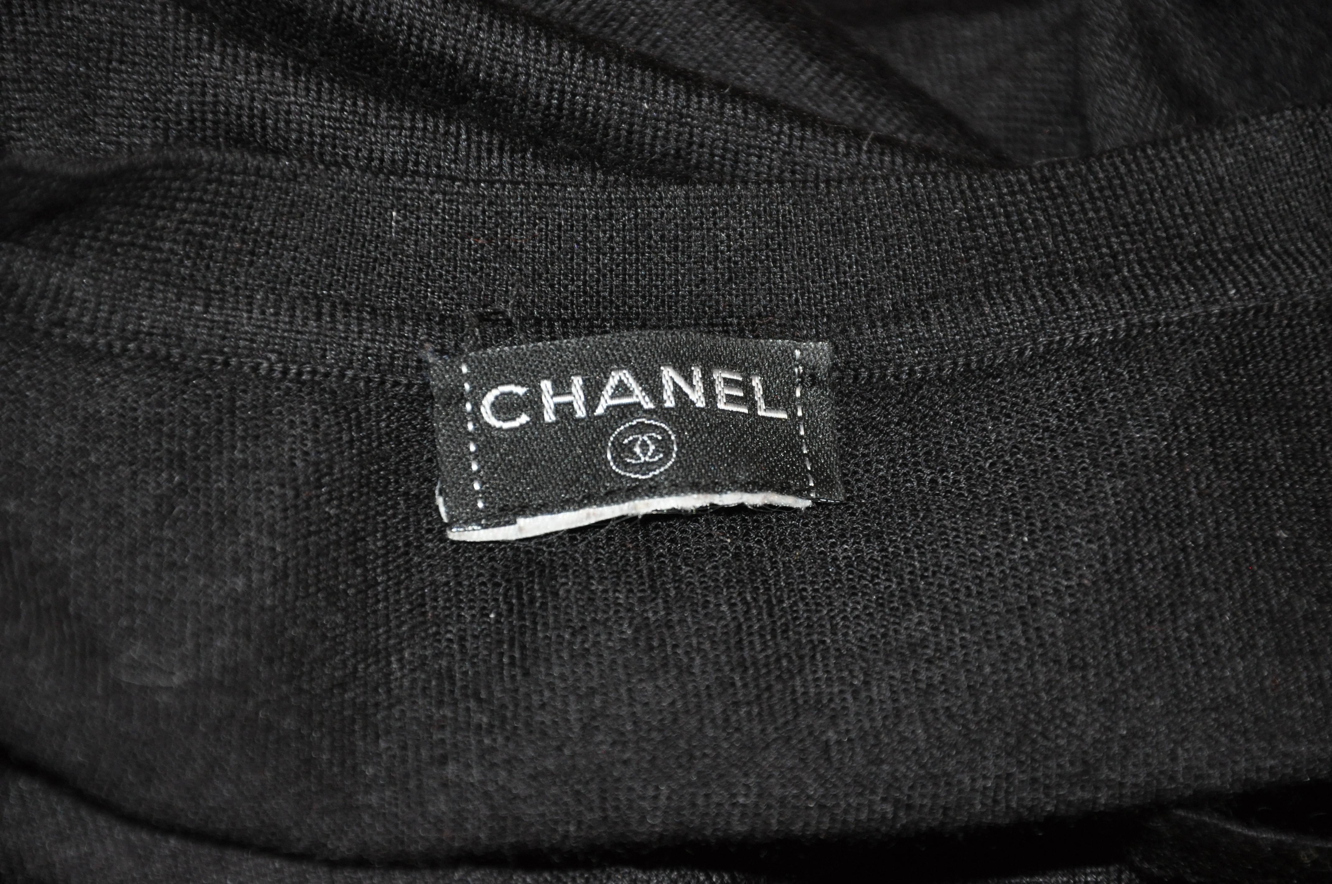 Chanel - Pull à col ras du cou en cachemire noir avec poche en forme de boutonnage matelassé Pour femmes en vente