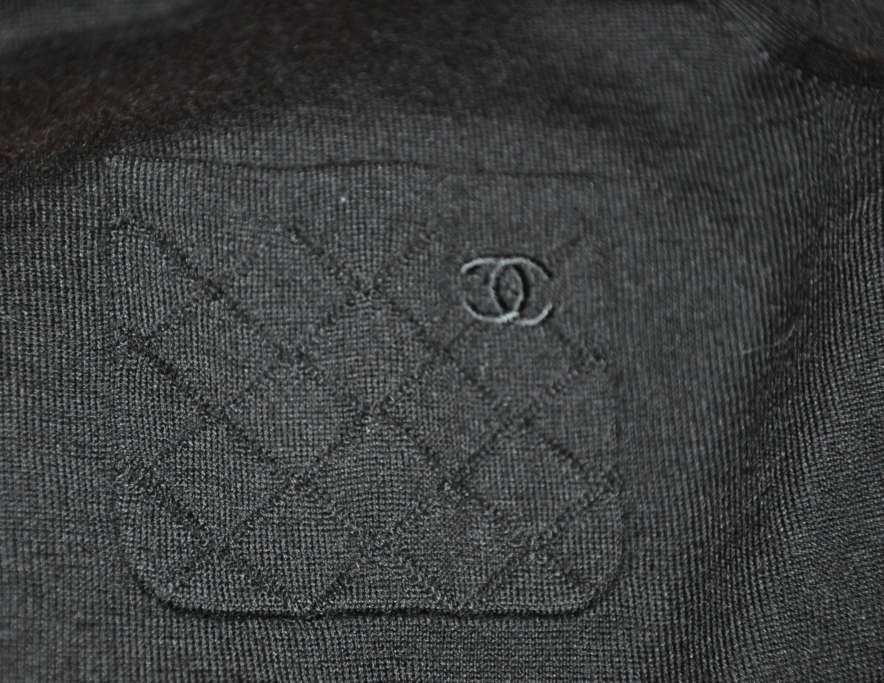 Chanel - Pull à col ras du cou en cachemire noir avec poche en forme de boutonnage matelassé Bon état - En vente à New York, NY