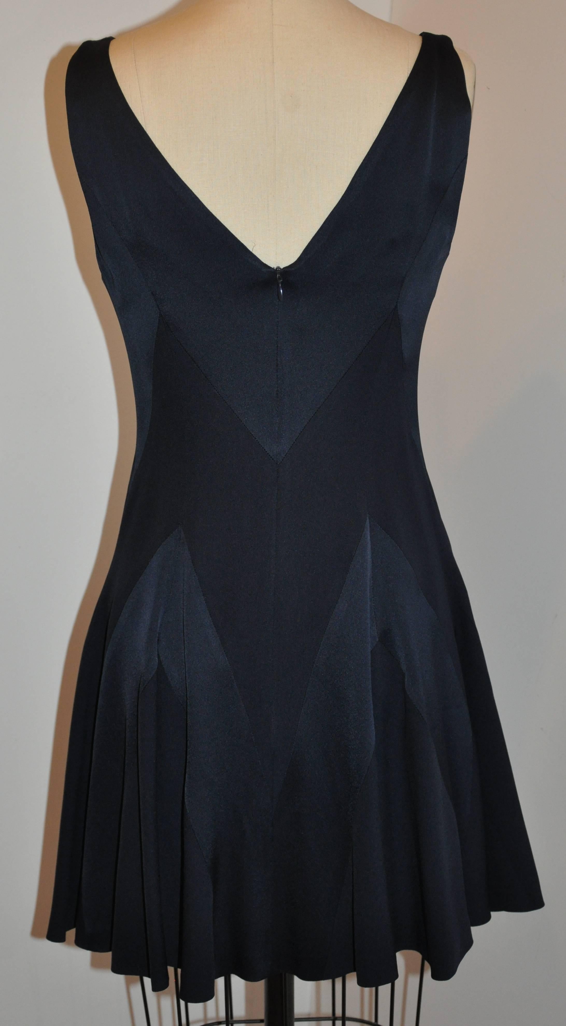           Moschino dunkel marineblau Multi-Panel-Crepe ärmelloses Kleid ist mit einer Mitte hinten unsichtbaren Reißverschluss, die 14 1/2 