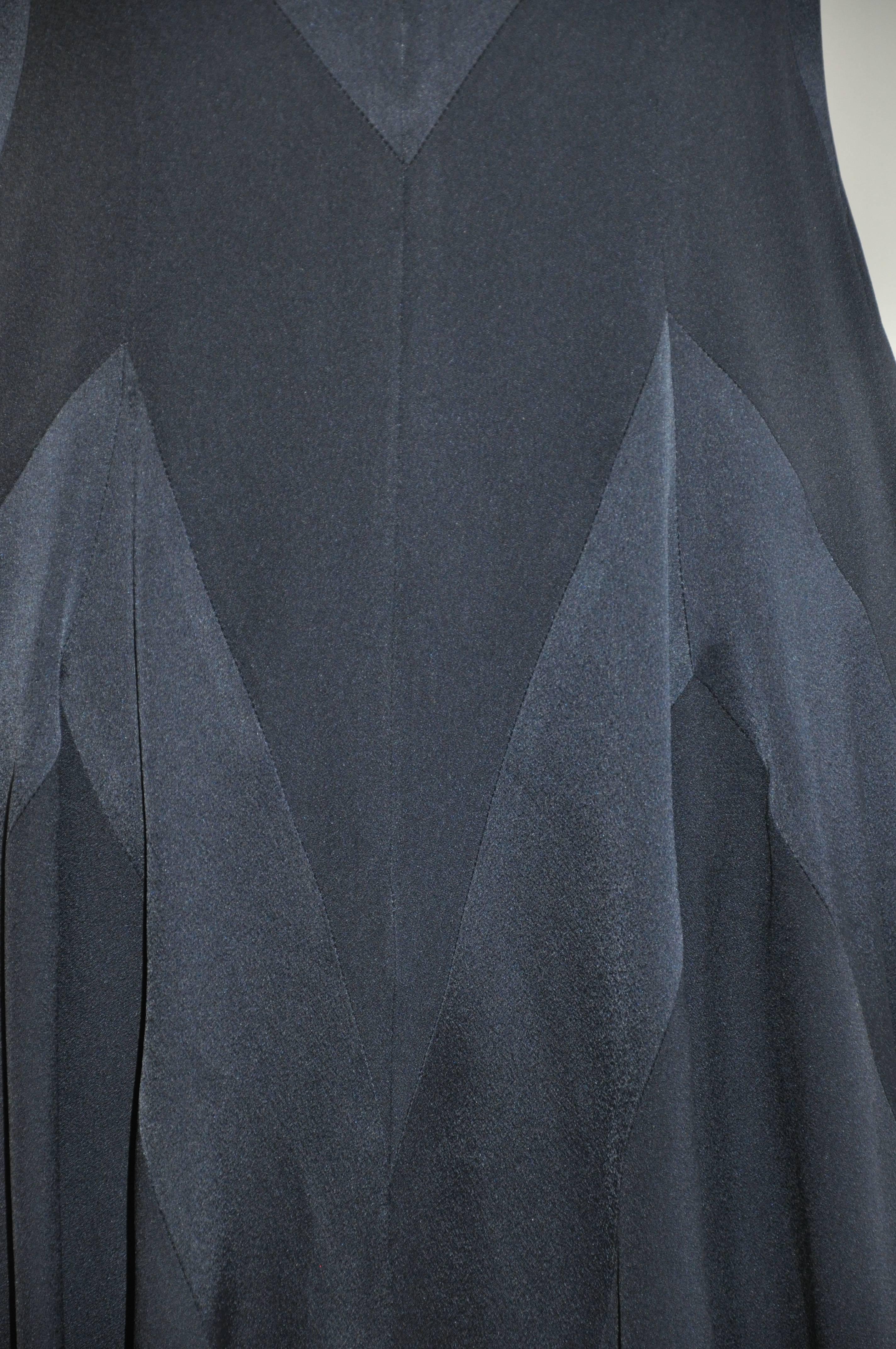 Moschino: dunkles marineblaues mehrteiliges Kleid aus Krepp  im Zustand „Gut“ im Angebot in New York, NY