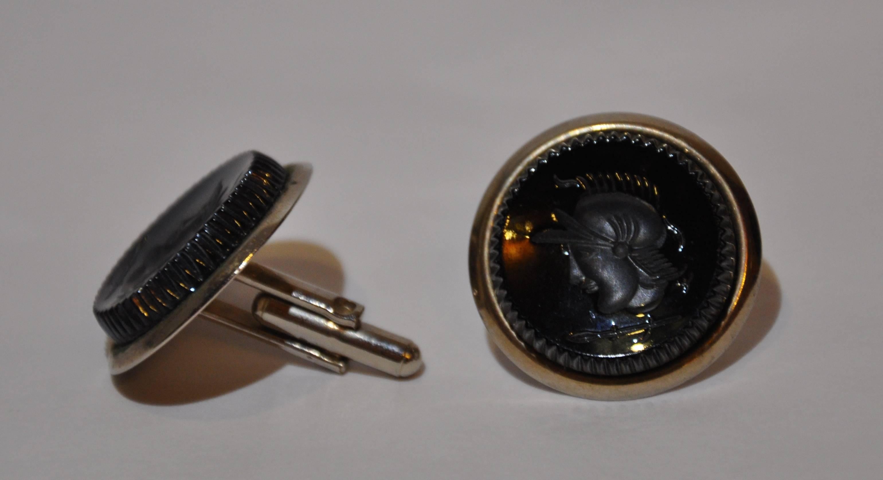        These wonderful large gold tone hardware cufflinks are accented with black pour glass center. They measures 1 1/16" x 1 1/16" with a depth of 1".