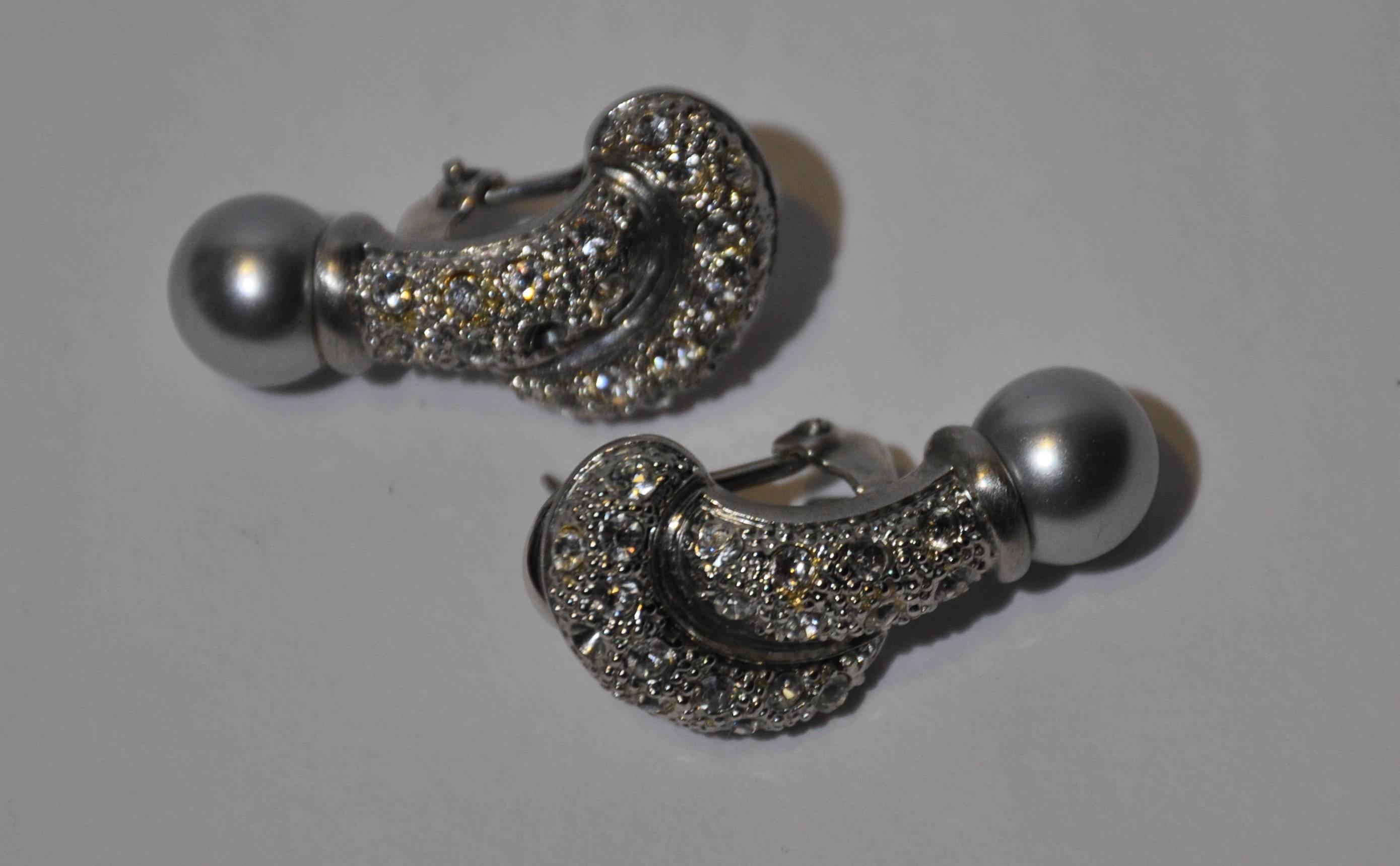 Boucles d'oreilles percées en argent avec perles fumées accentuées de strass, ton argenté Bon état - En vente à New York, NY